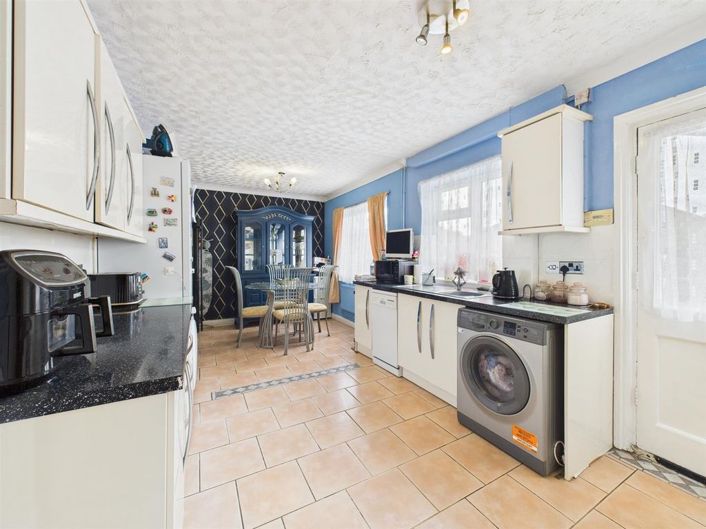 Property photo 2 of 9 Cam03975G0-Pr0140-Still005.Jpg
