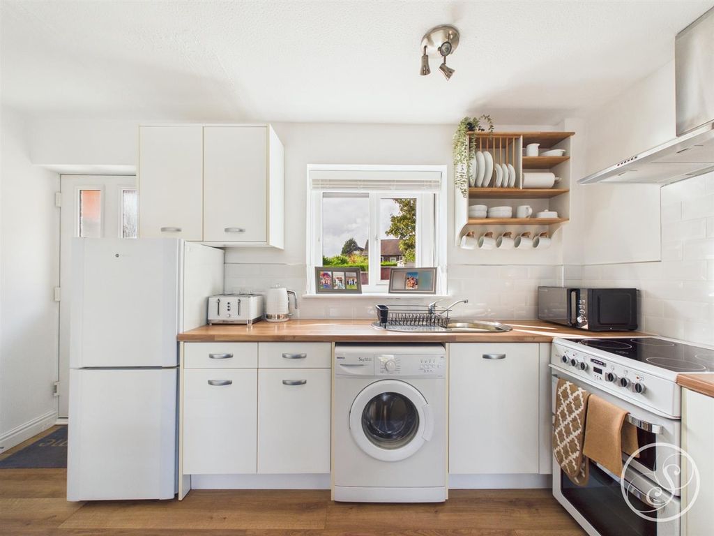 Property photo 3 of 17 Kitchen