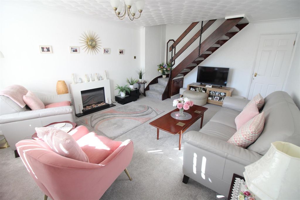 Property photo 2 of 13 Lounge