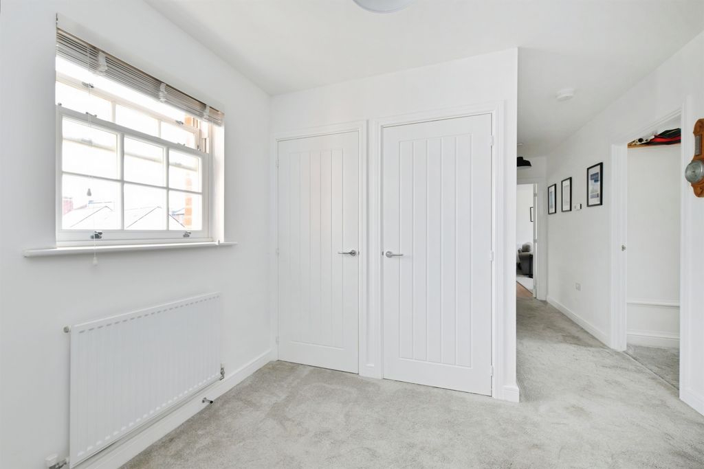Property photo 2 of 17 Entrance Landing