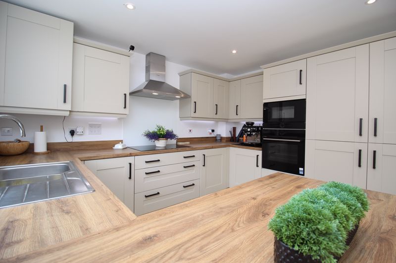 Property photo 3 of 19 Kitchen