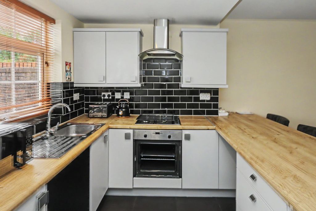 Property photo 2 of 21