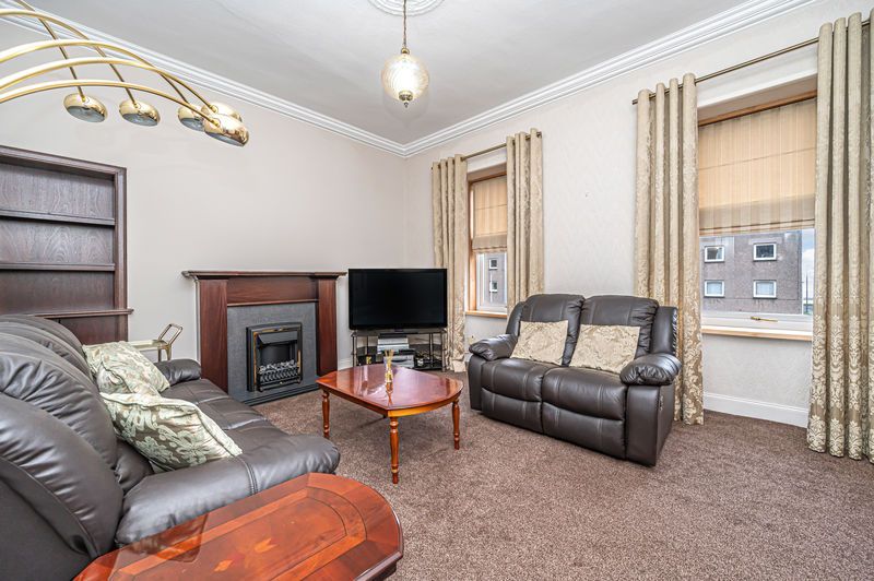 Property photo 3 of 30 Lounge