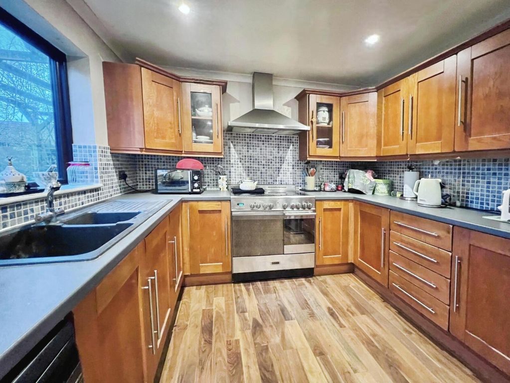 Property photo 2 of 16 Picture No. 11