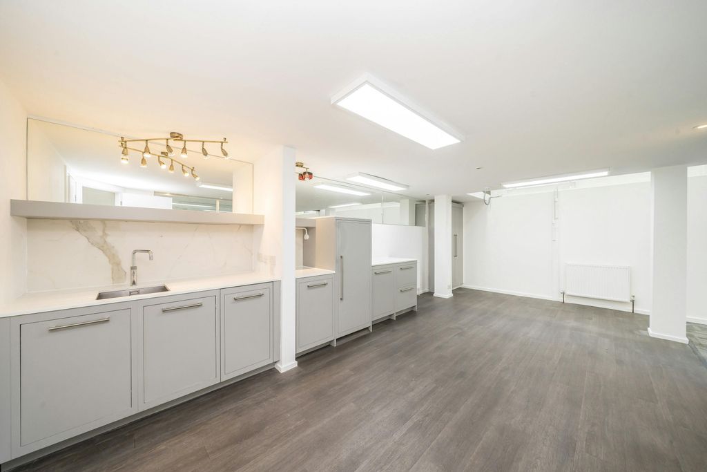 Property photo 3 of 9 24A Marshalsea Road 2025 Kitchen 2.Jpg