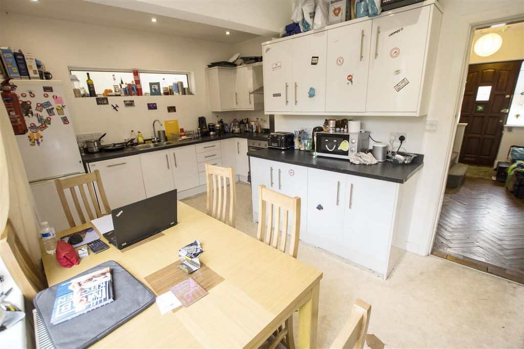 Property photo 1 of 7 Kitchen