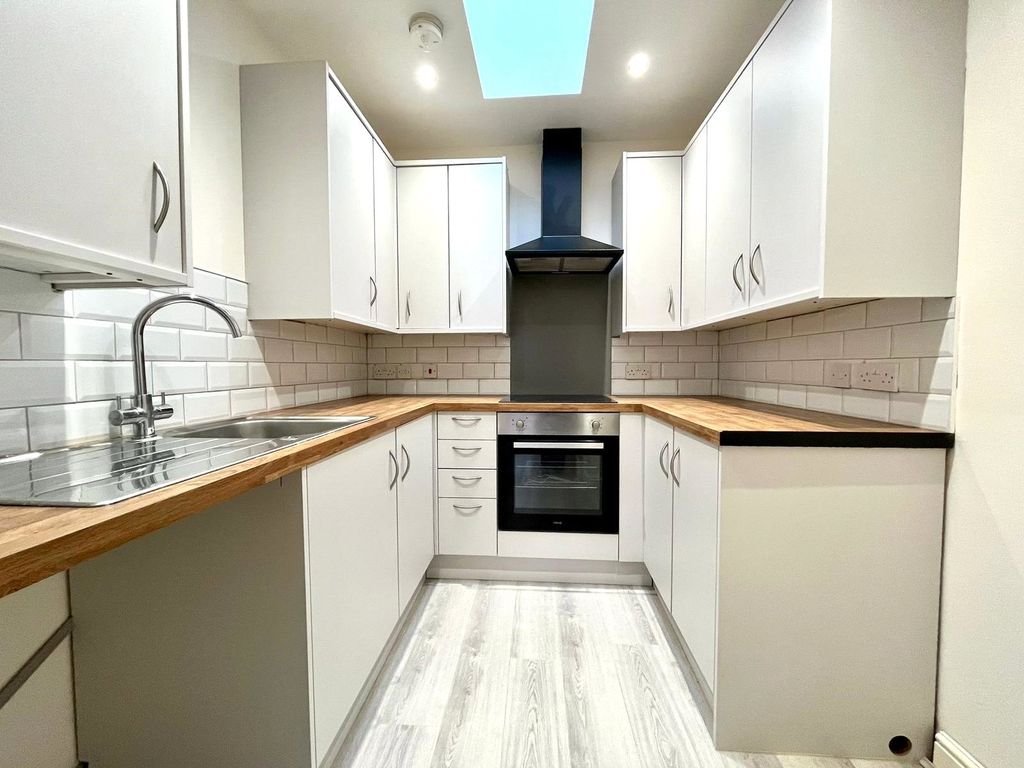 Property photo 2 of 7 Kitchen