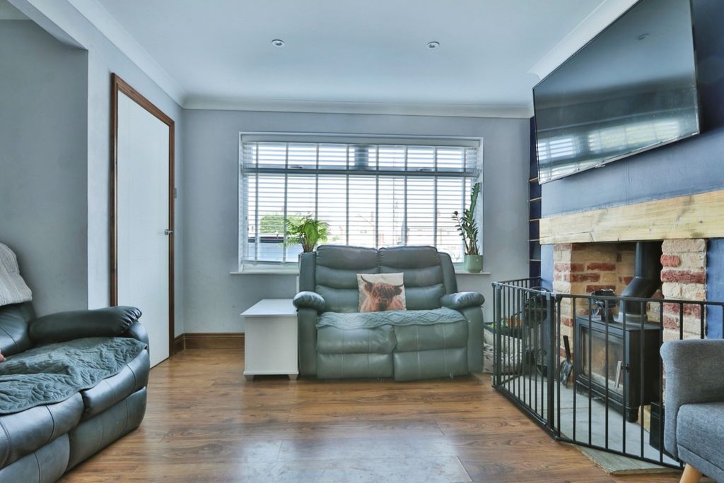 Property photo 2 of 17 4288395