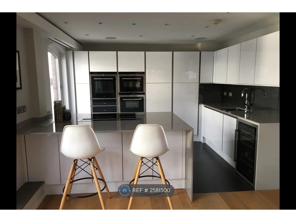 Property photo 3 of 12 Kitchen
