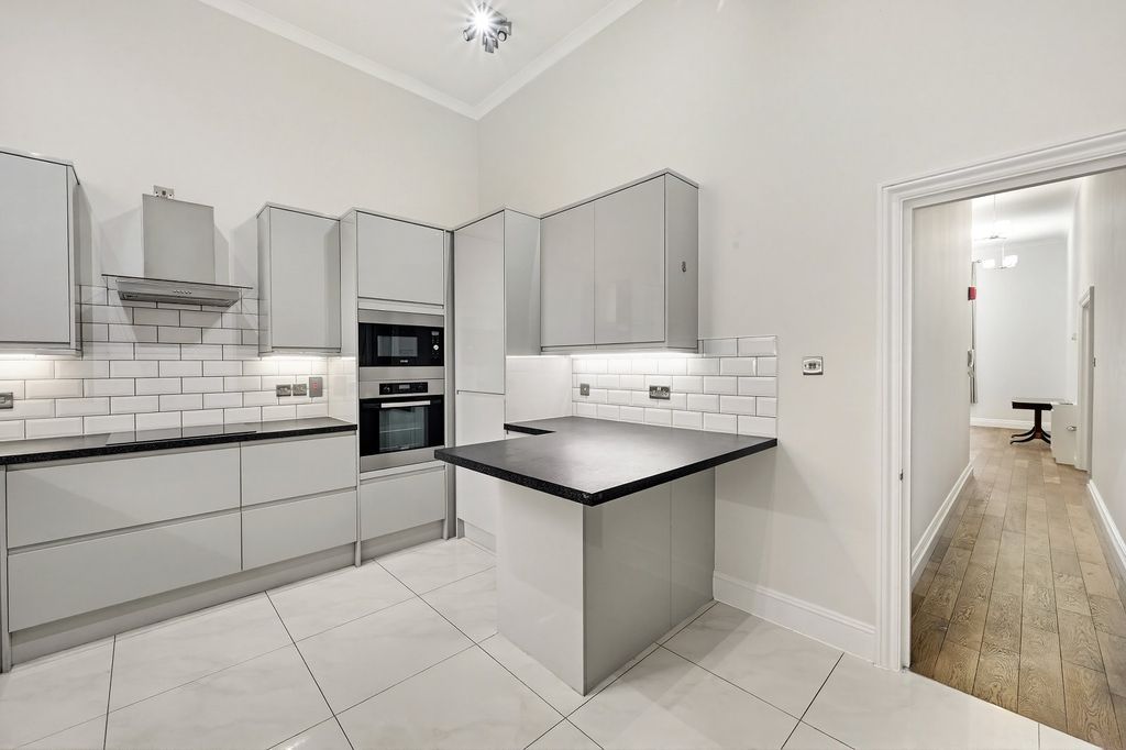 Property photo 3 of 18 Kitchen