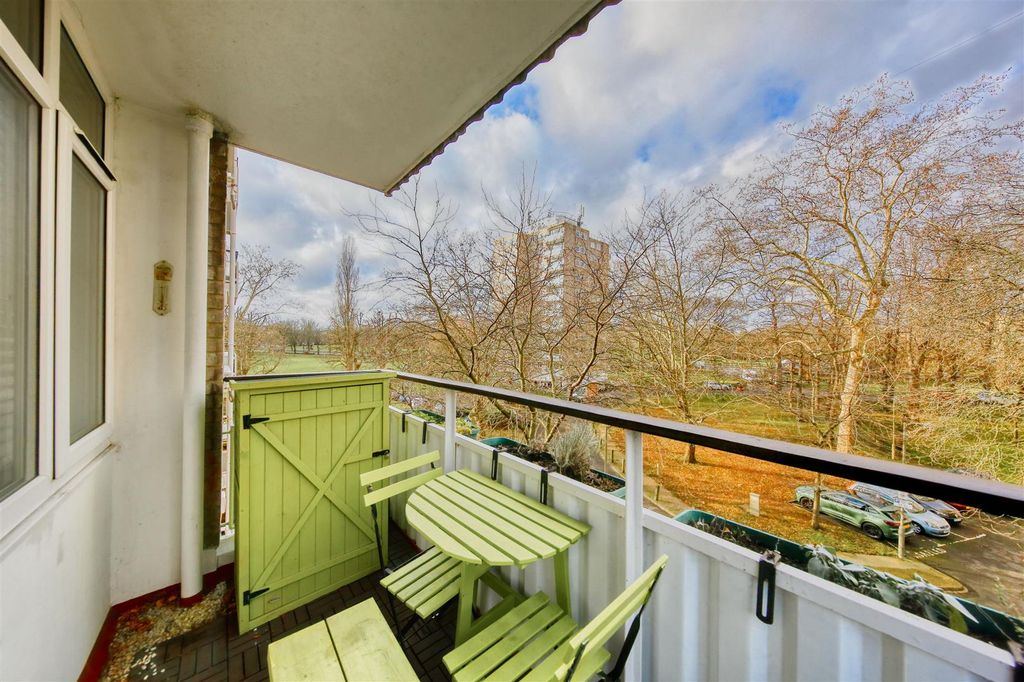 Property photo 2 of 13 12_Skipsea_House_Fitzhugh_Grove_Image1_19882_4.Jpg