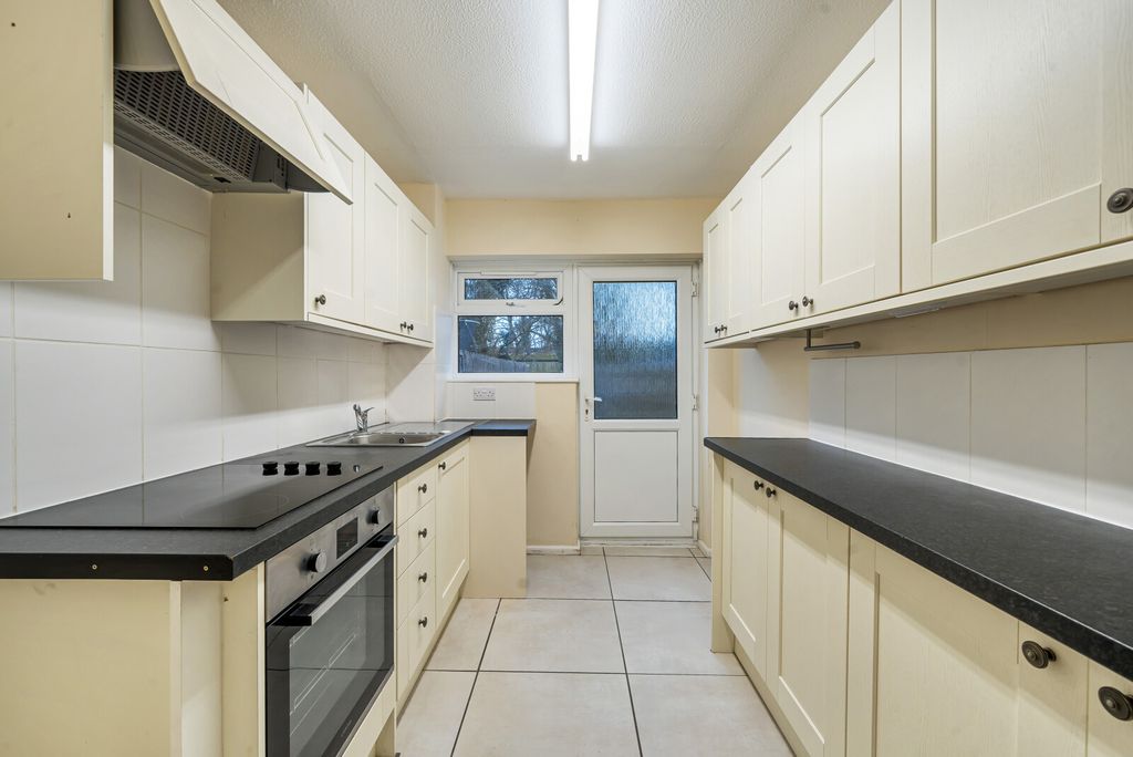 Property photo 3 of 10 Kitchen