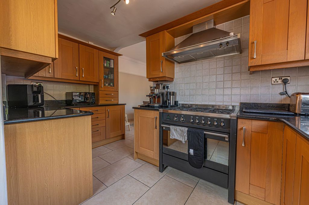 Property photo 2 of 39