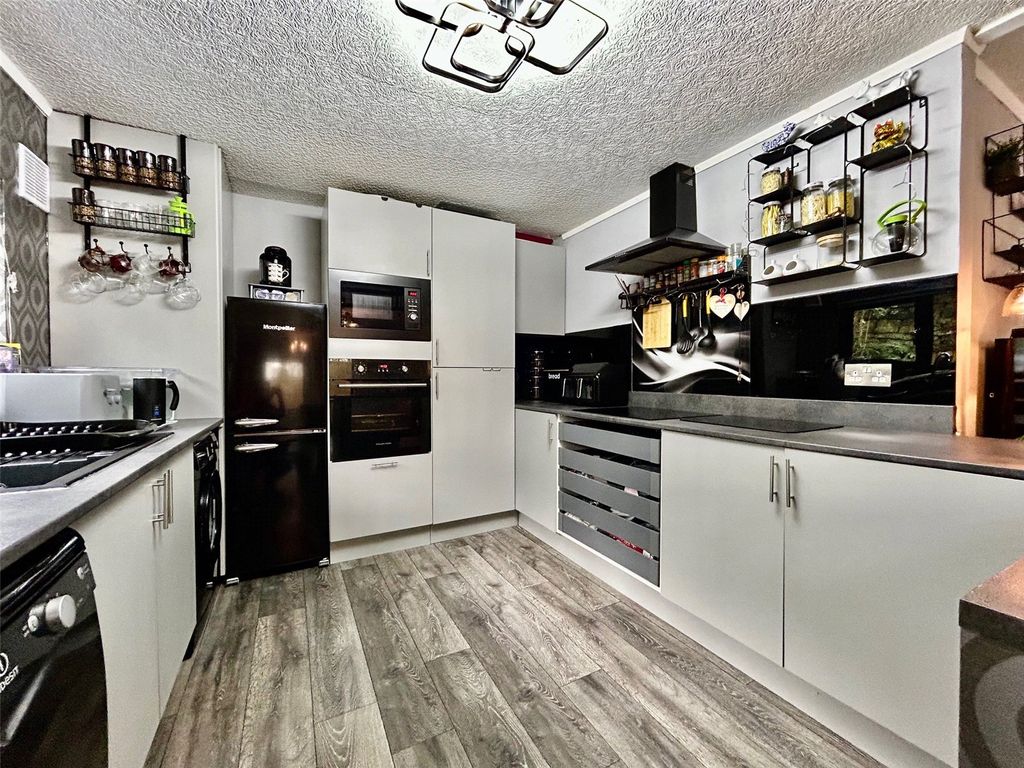 Property photo 3 of 20 Kitchen