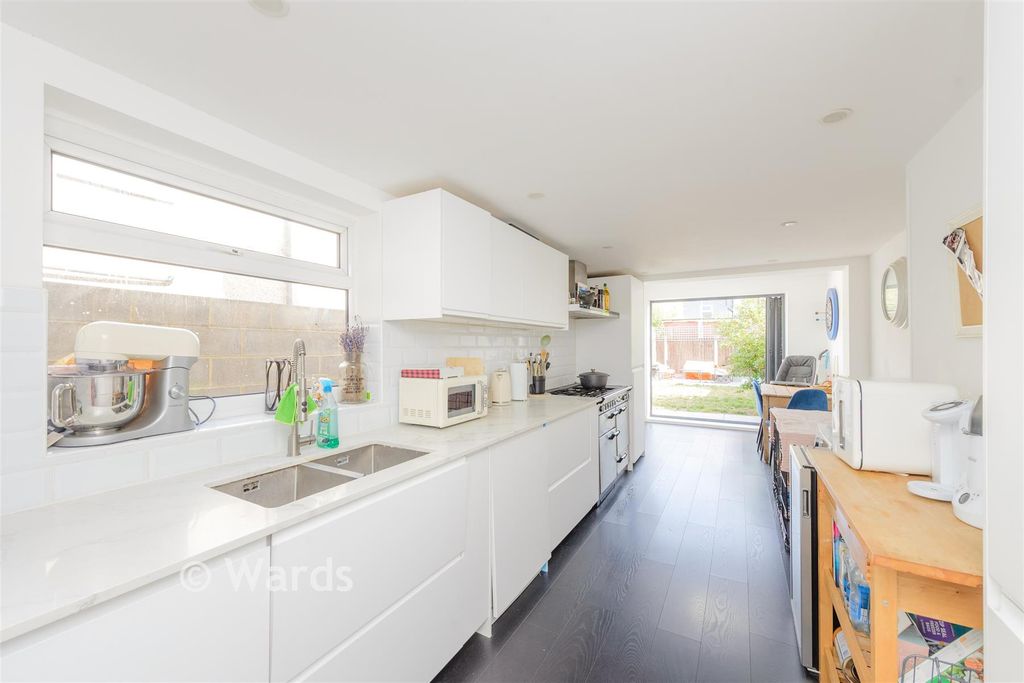 Property photo 1 of 11 Kitchen