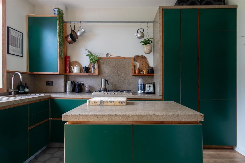 Property photo 3 of 28 Byron Road E10