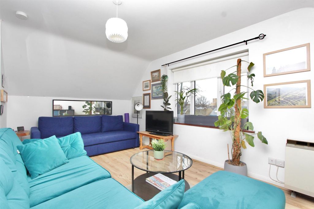 Property photo 3 of 11 Beamninster Court, N15