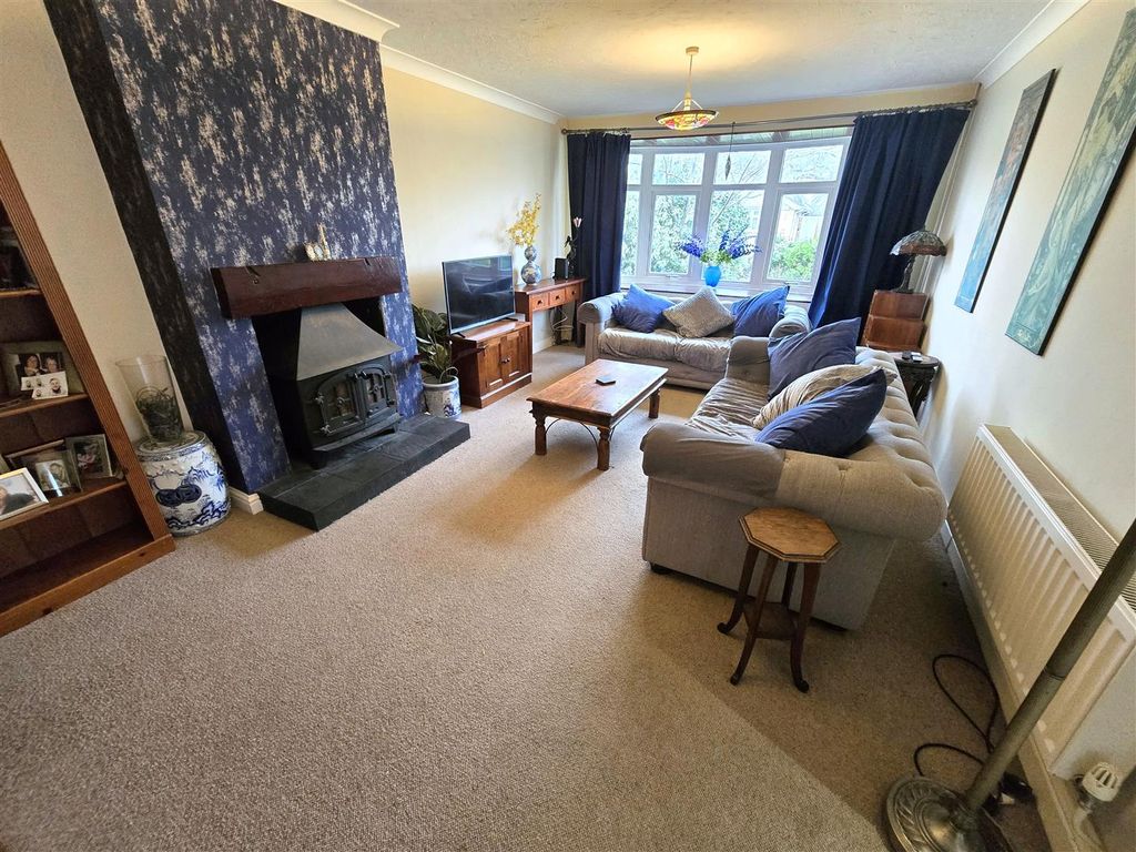 Property photo 3 of 13 Lounge