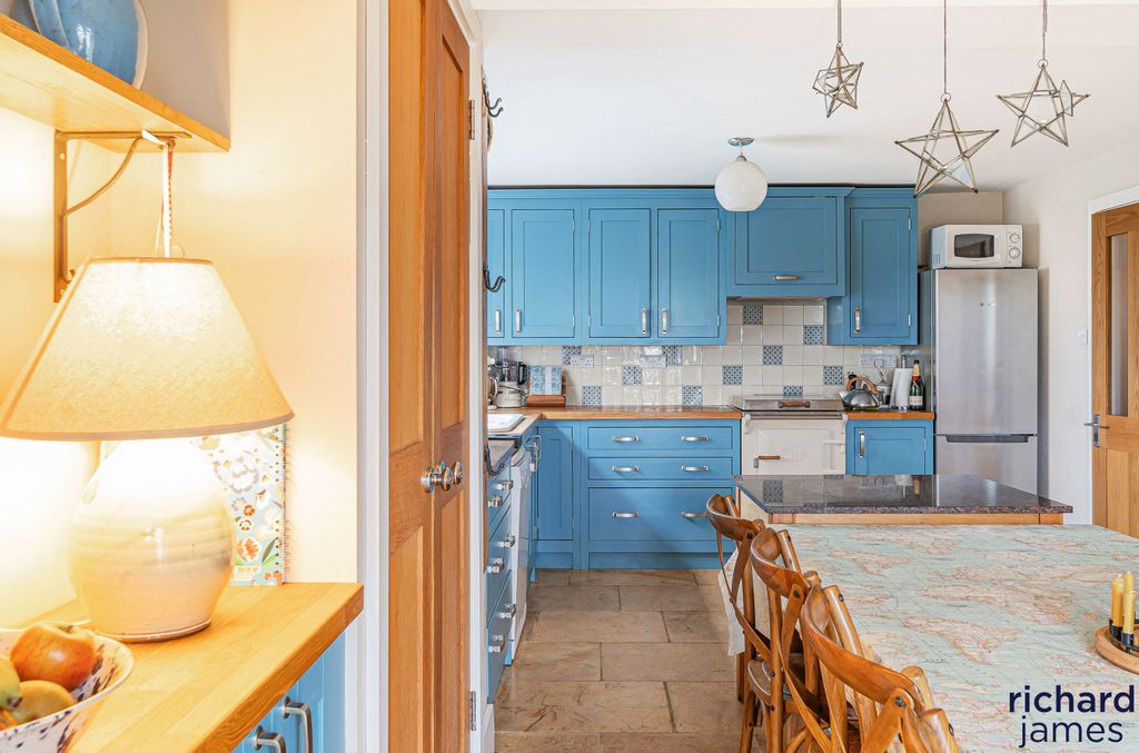 Property photo 2 of 19 c22685Ad-F78d-46c...