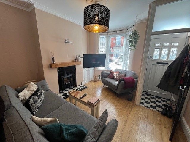 Property photo 1 of 7 Living Room