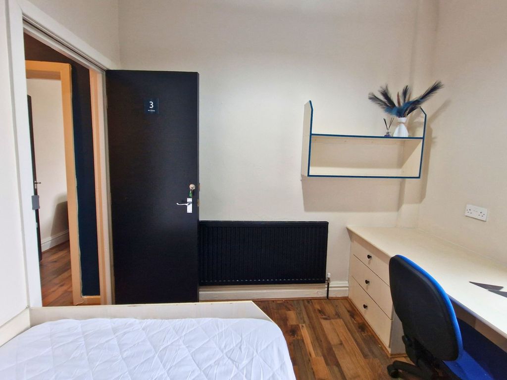 Property photo 3 of 19 Neat Single Bedroom With A Built-In Desk And Shelv...