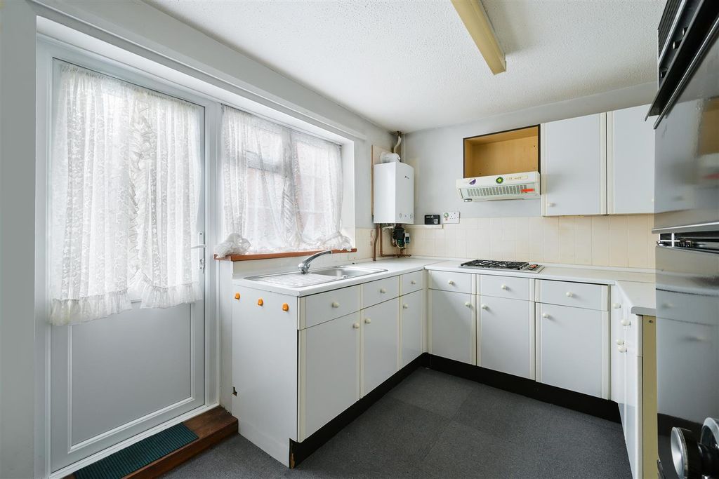 Property photo 3 of 15 Delaporte Close, 71- (9).Jpg