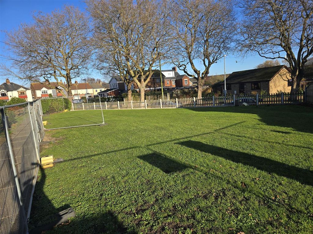 Property photo 2 of 4 Lland