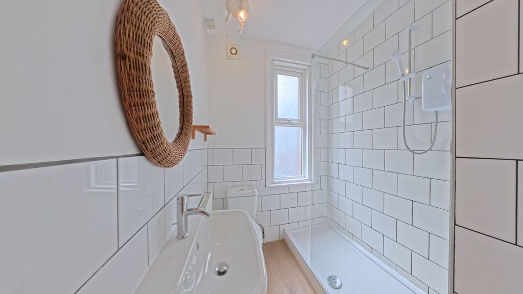 Property photo 1 of 9 Bathroom