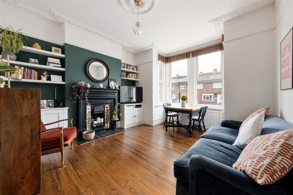 Property photo 2 of 32 Colworth Road, E11