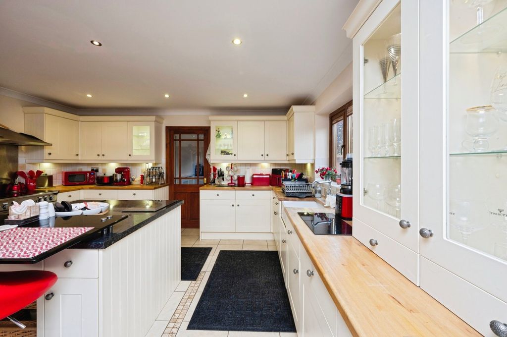 Property photo 2 of 34