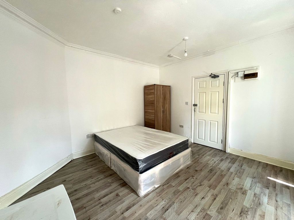 Property photo 2 of 6 Room