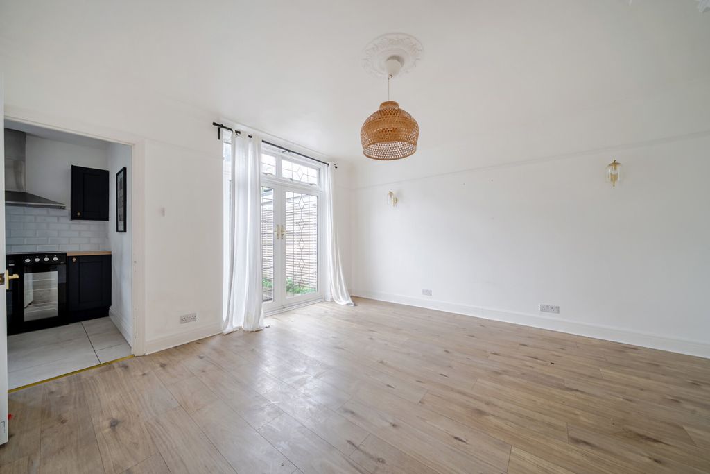 Property photo 3 of 21 1456826-7-69Fa4ee...