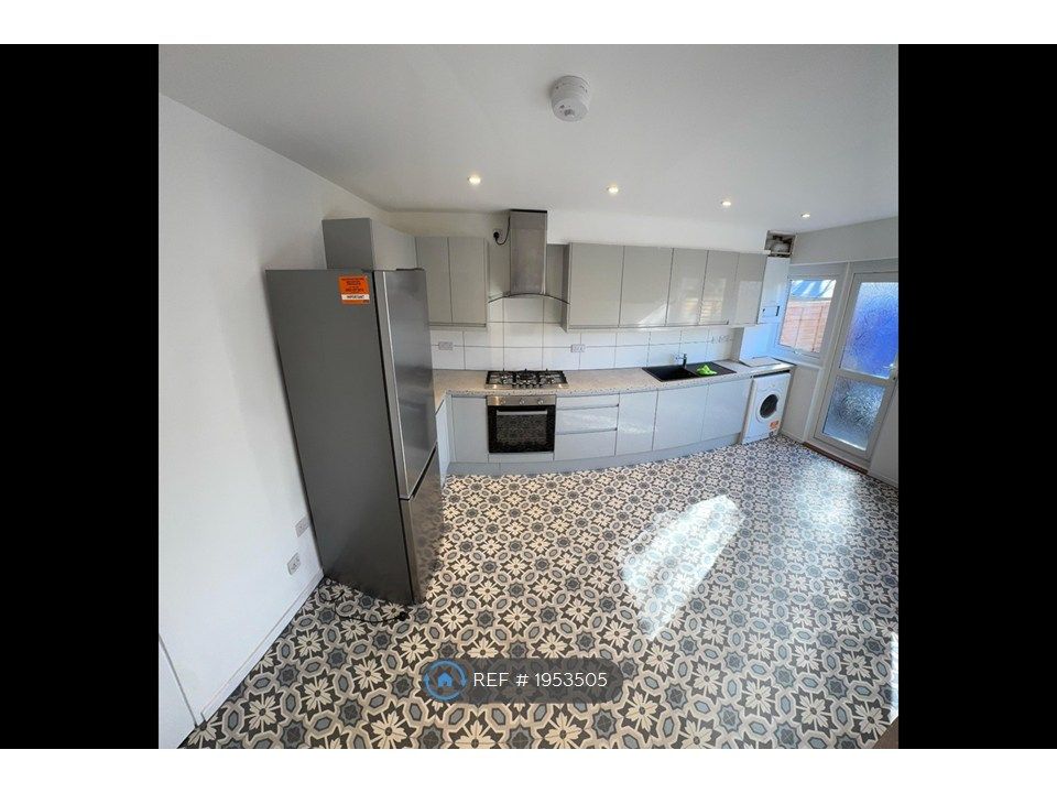 Property photo 2 of 5 Kitchen