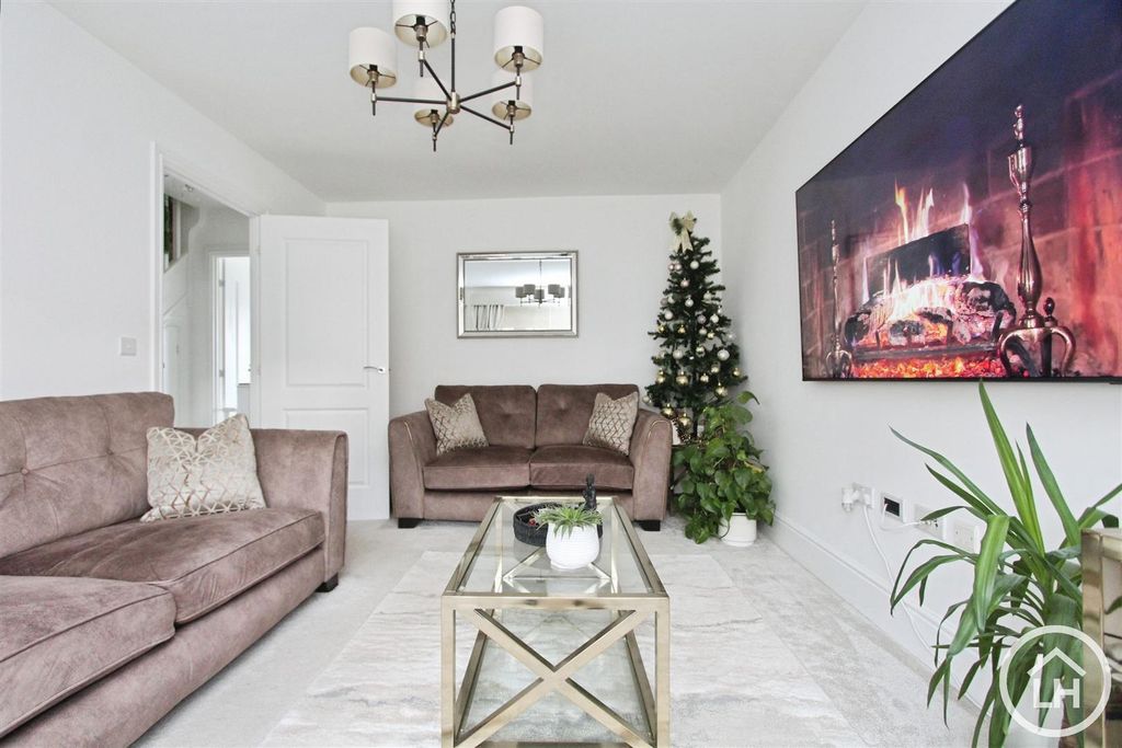 Property photo 3 of 16 Lounge