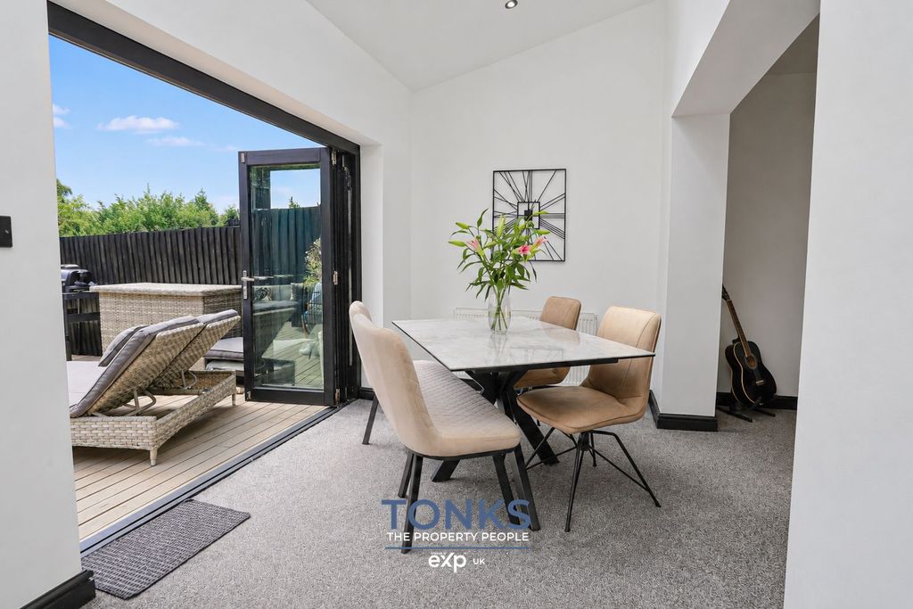 Property photo 2 of 32