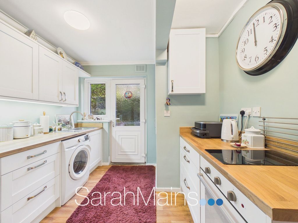 Property photo 3 of 8 Kitchen