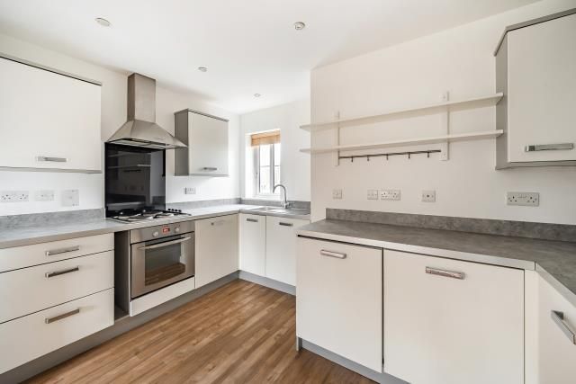 Property photo 3 of 11 Kitchen