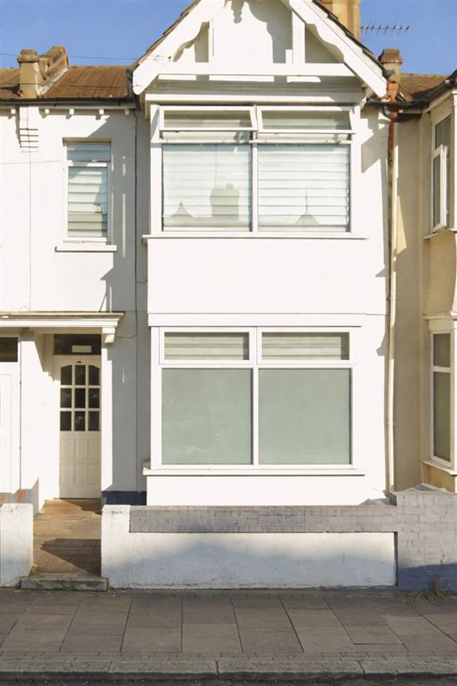 Property photo 1 of 1 Victorian Terraced House In Daylight.Png