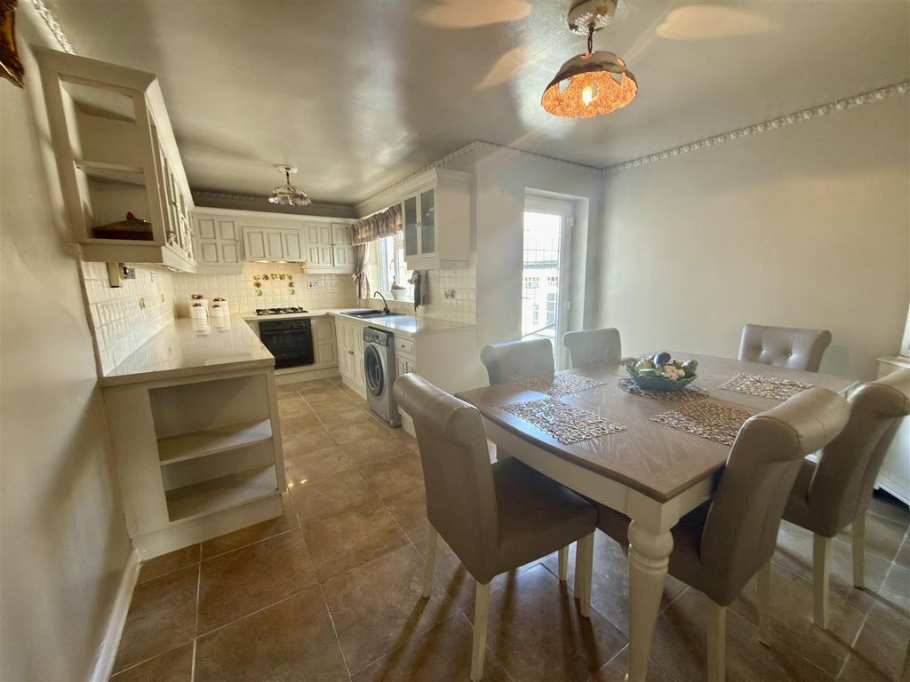 Property photo 3 of 10 Kitchen / Breakfast Room