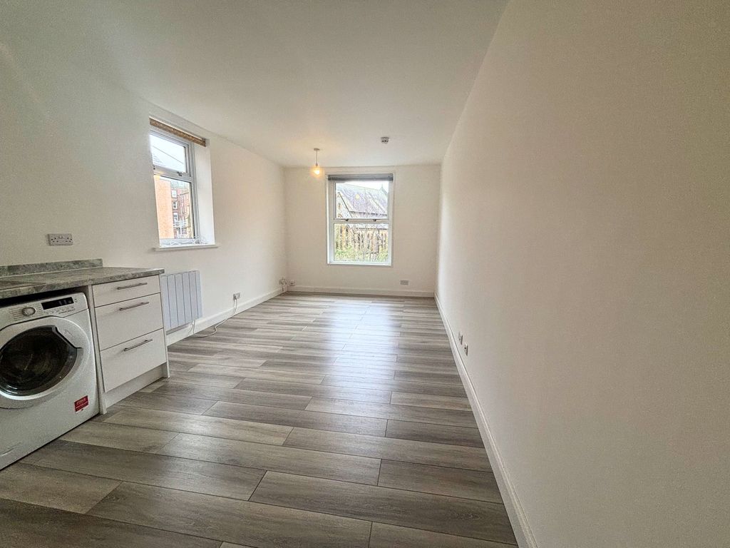 Property photo 3 of 6 Studio