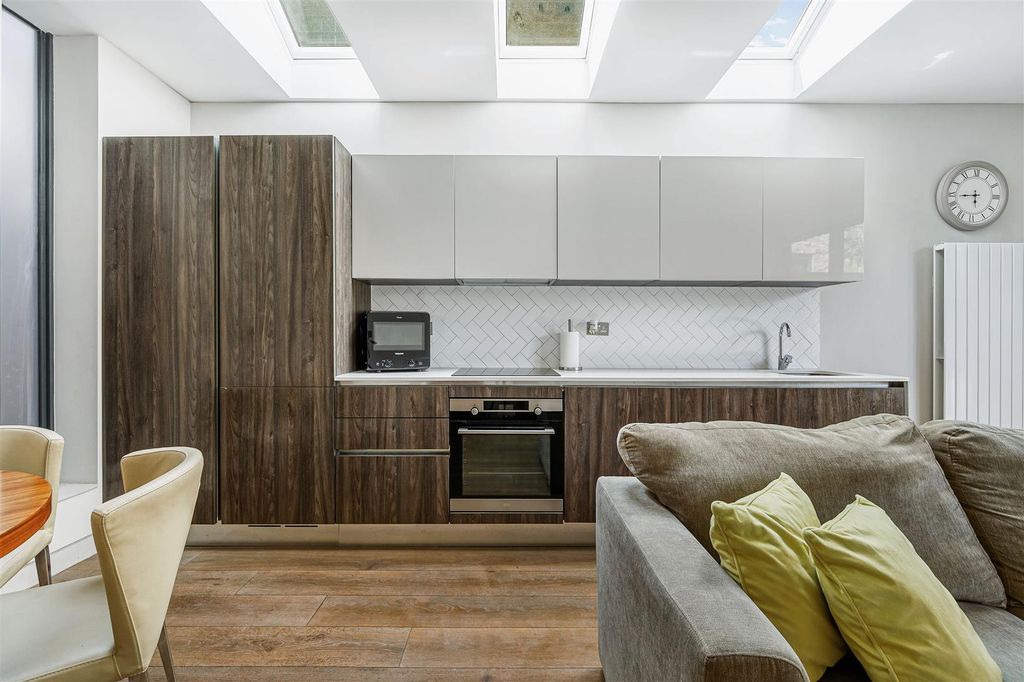 Property photo 3 of 13 Flat 1, 35 Leythe Road-6.Jpg
