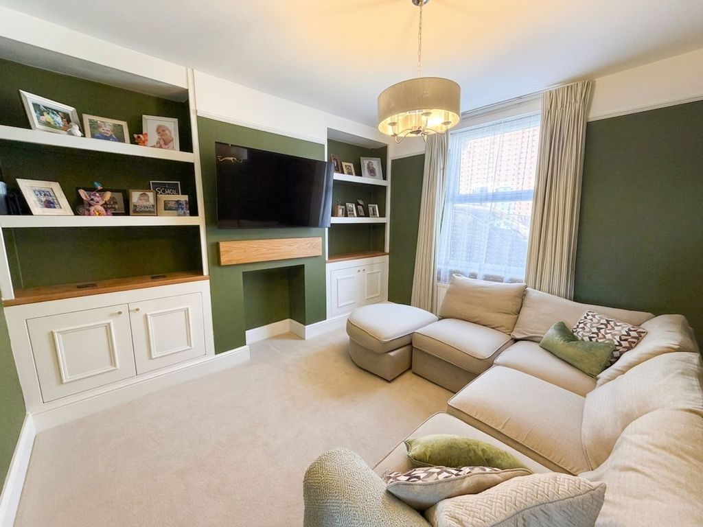 Property photo 3 of 11 Lounge