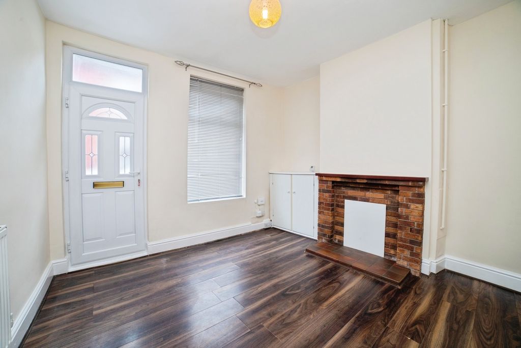 Property photo 2 of 18 Lounge