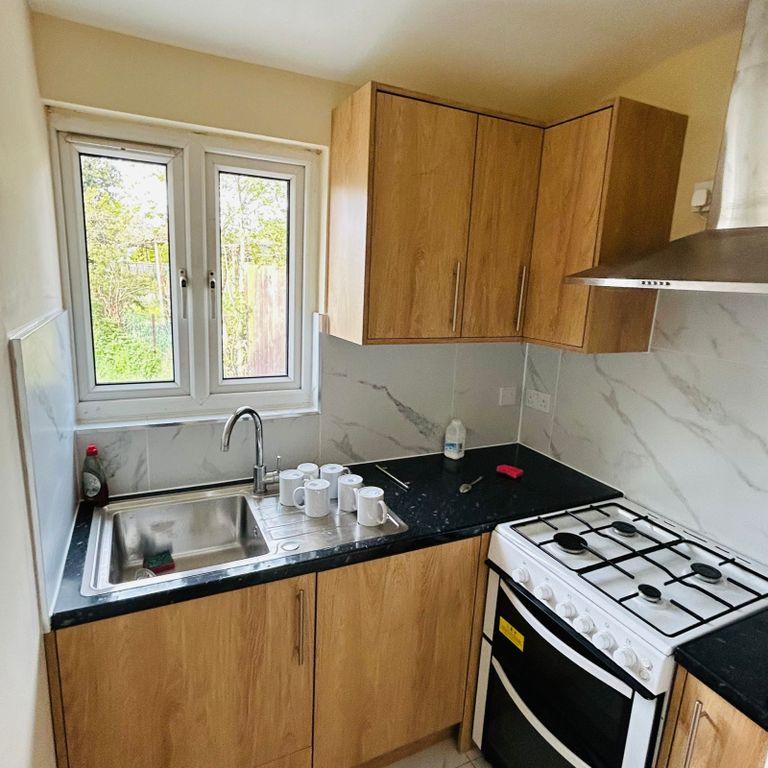 Property photo 3 of 8 Kitchen