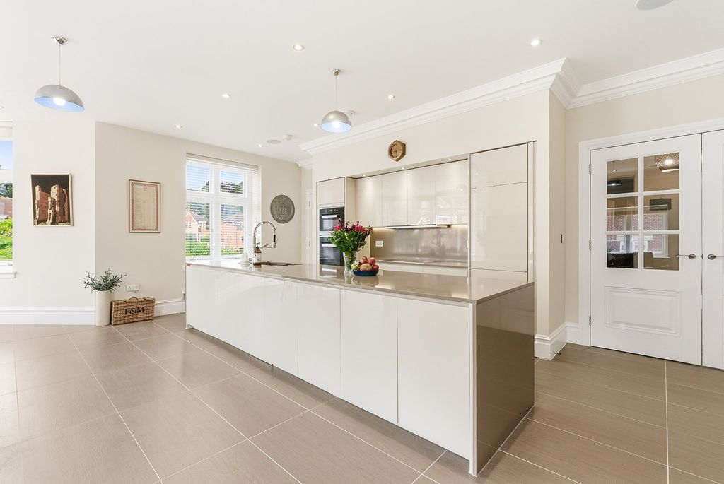 Additional image 10 of 3 bed flat for saleQueen Elizabeth Crescent, Beaconsfield, Buckinghamshire HP9