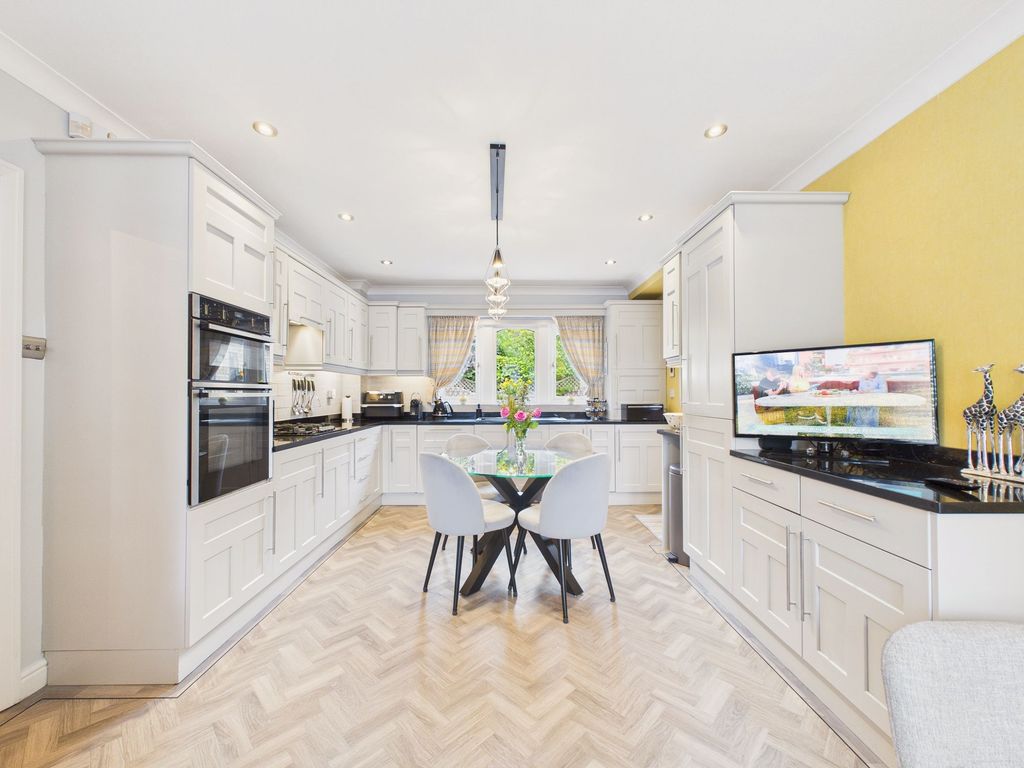 Property photo 2 of 24 Dining Kitchen