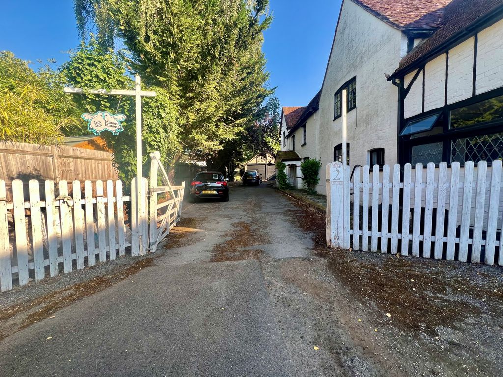 Property photo 3 of 3 Driveway2Arling