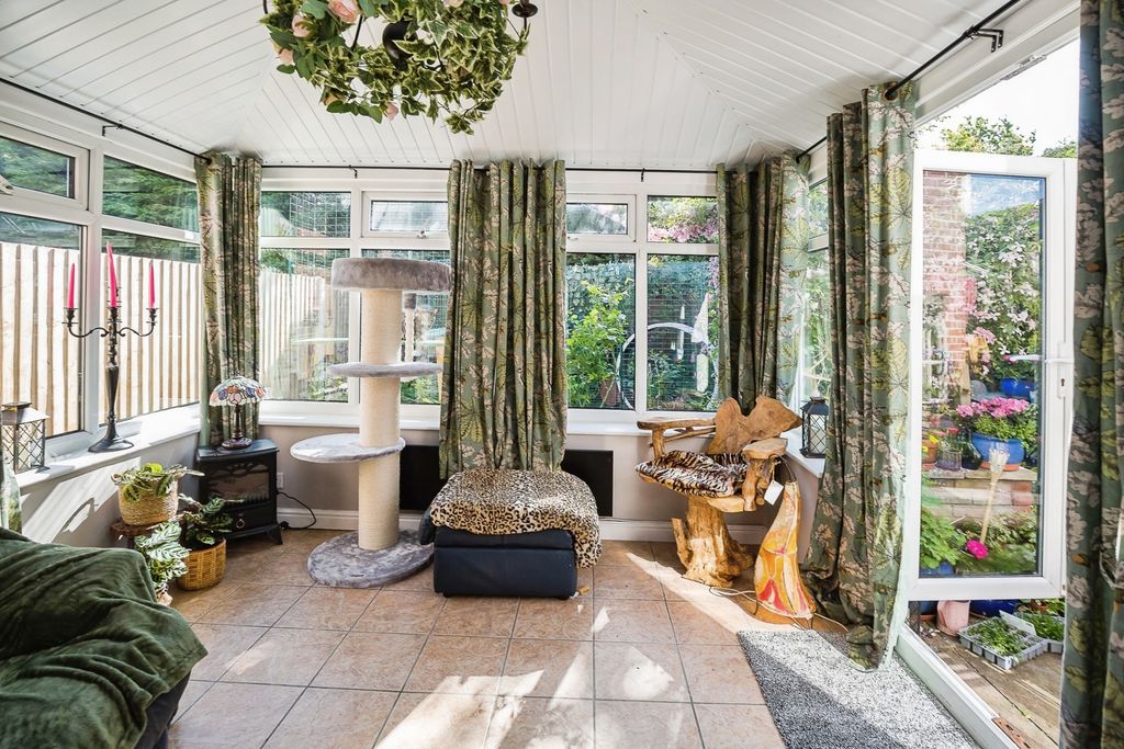 Property photo 3 of 11 Conservatory