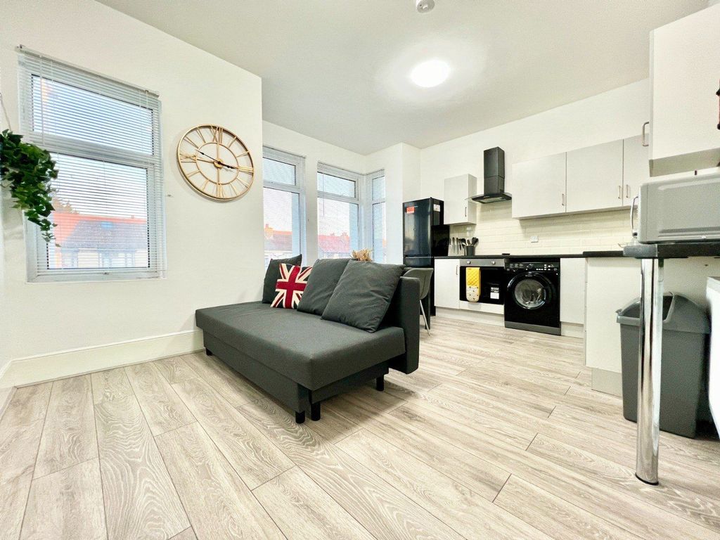 Property photo 1 of 12 Two Bedroom Ground Floor Flat With Garden And Parking- Â£1900