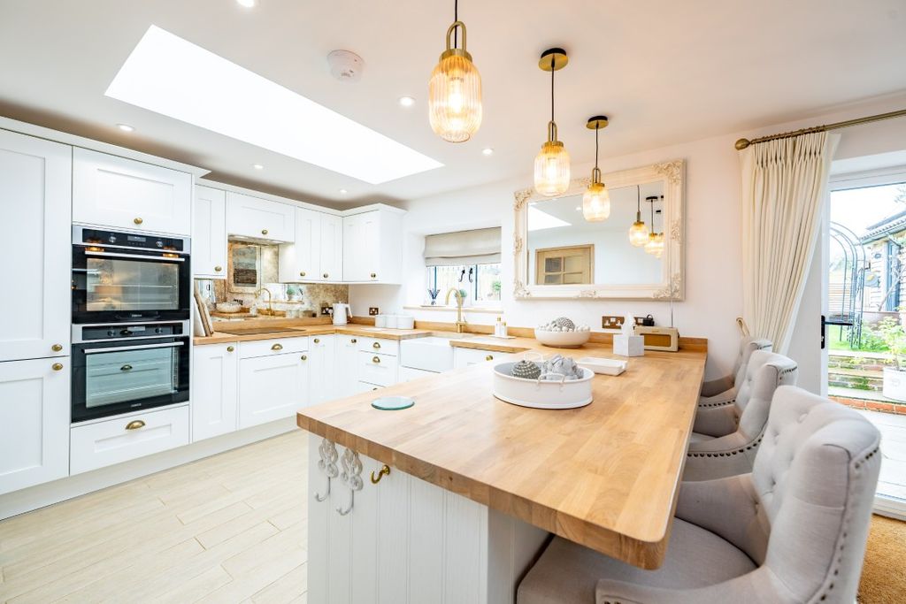 Property photo 3 of 32